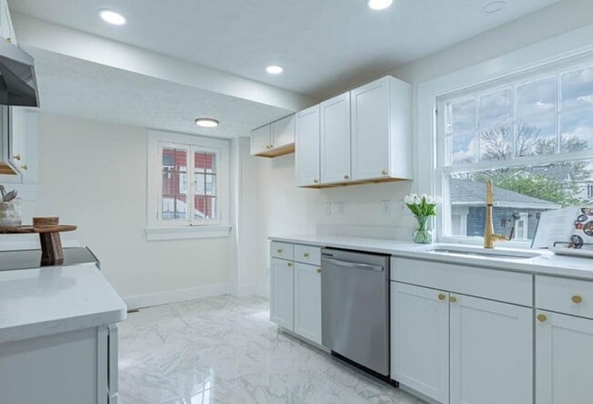 Building Photo - Beautifully remodeled 3-bedroom, 2-bath ho...