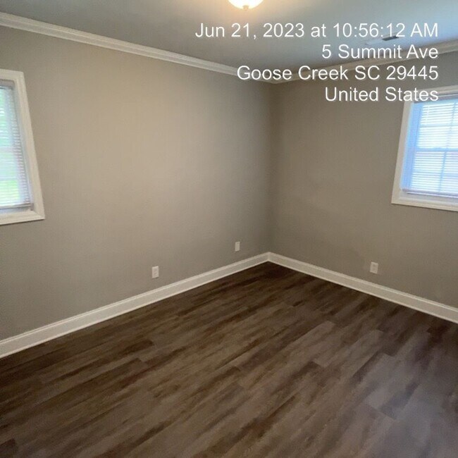 Building Photo - Relaxed Living with Spacious Yard in Goose...