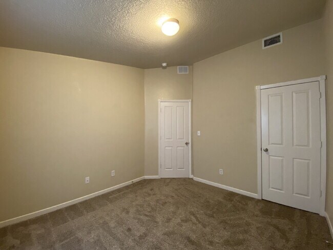 Building Photo - Spacious- 2 Living Rm/3BR/2Bath in Cabezon