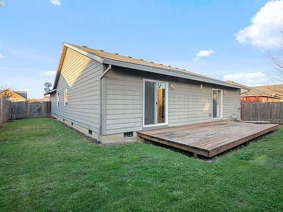 Building Photo - "Charming 3-Bed Oasis in Monmouth with Cozy Fireplace & Stylish Furnishings!"