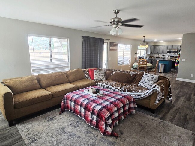 Building Photo - 2 story 3-bed, 2-bath home in San Tan Valley!