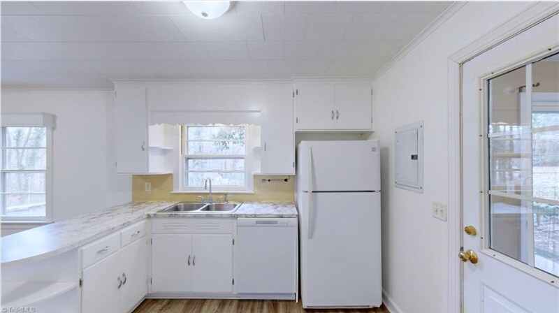 Building Photo - 1441 Sunset Ave