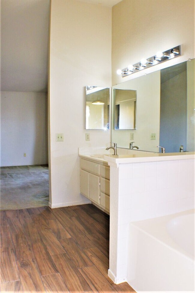 Building Photo - 25740 Rosebay Ct