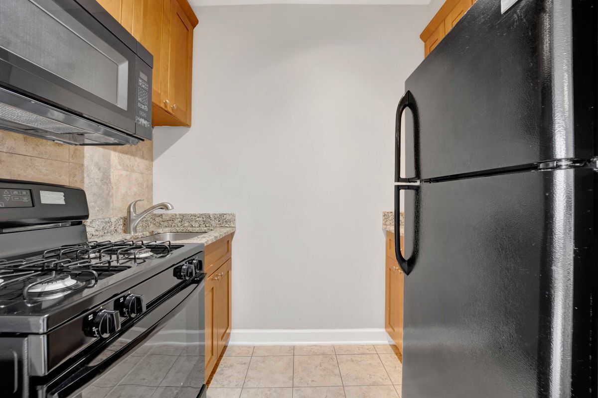 Building Photo - 701 S 5th Ave