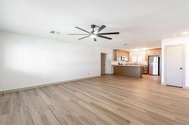 Building Photo - 5739 W Monte Vista Rd