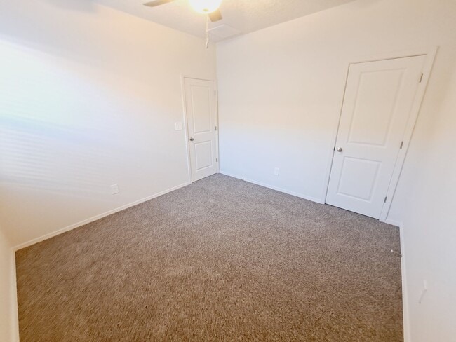 Building Photo - Energy Efficient Home 3bed 2 bath in Huning.