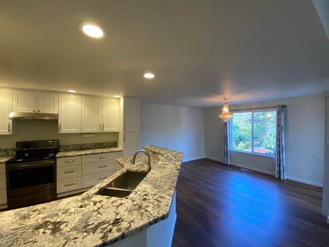 Building Photo - Clean 3 bed well-maintained & pet free hom...