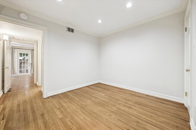 Building Photo - 449 N Post Oak Ln