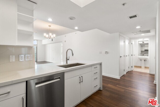 Building Photo - 13700 Marina Pointe Dr