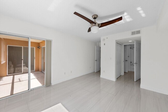 Building Photo - ANNUAL UNFURNISHED 2/2 IN NAPLES!!