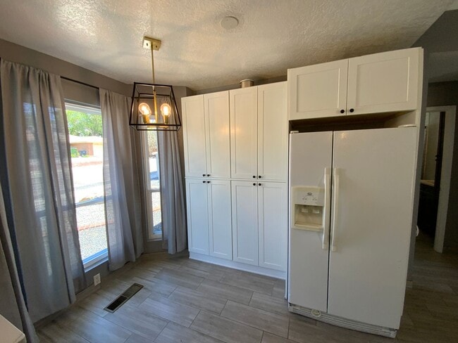 Building Photo - 3 Bedroom Single Story Home Available Near...