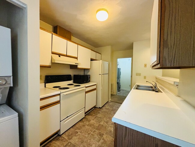 Building Photo - 3 Bedroom 2 Bath Condo