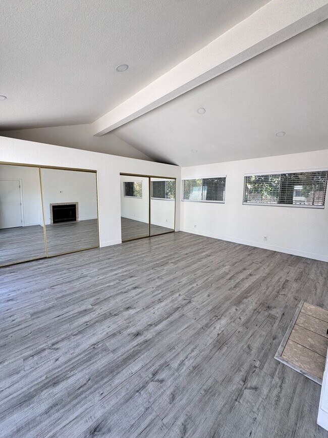 Building Photo - 927 Freeman Ave