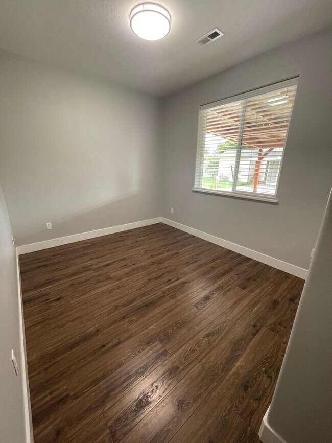 Building Photo - Richland House For Lease