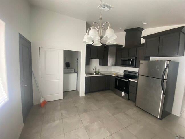 Building Photo - 4655 E Los Olivos Dr