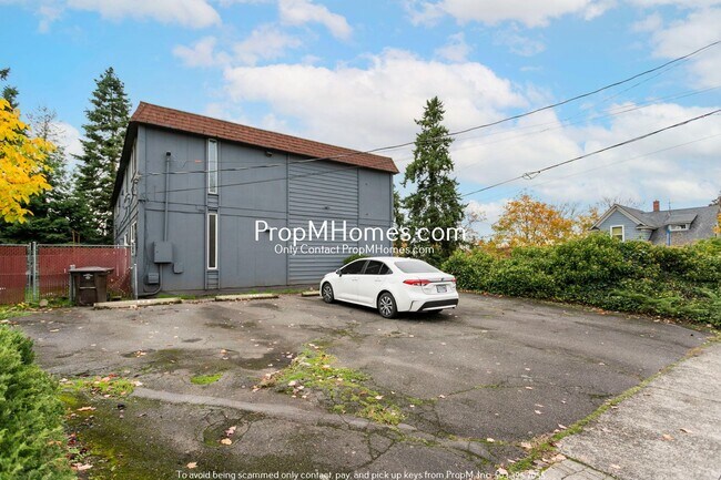 Building Photo - 714 9th St