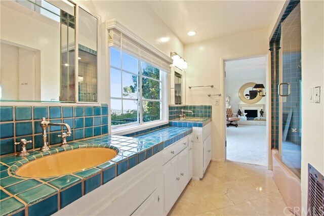 Building Photo - 1440 Sunset Plaza Dr