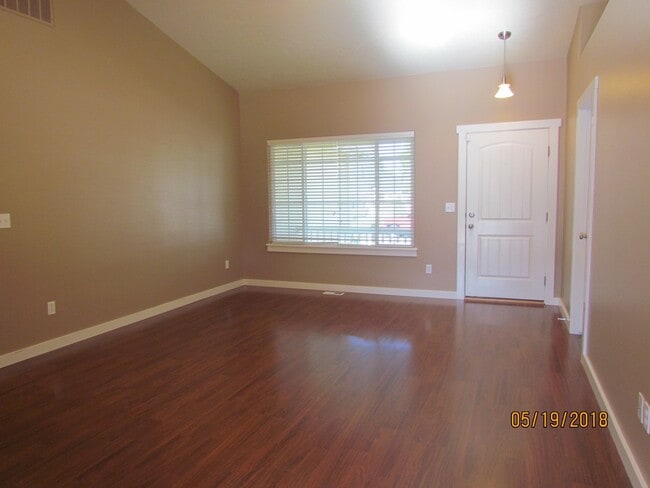 Building Photo - 4 bedroom 2 bath + Bonus Room home and nei...