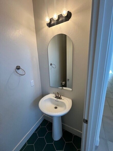 Building Photo - 4537 S Ernest St