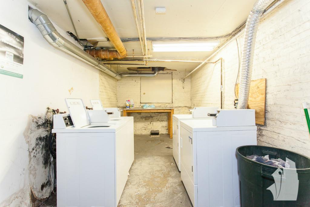 Building Photo - 930 W Roscoe St