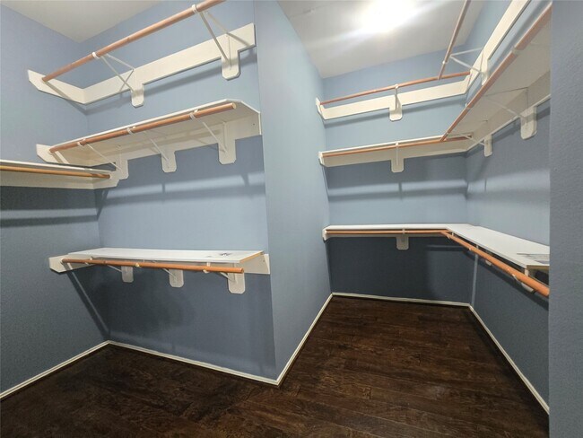 Building Photo - 15523 Clear Valley Dr