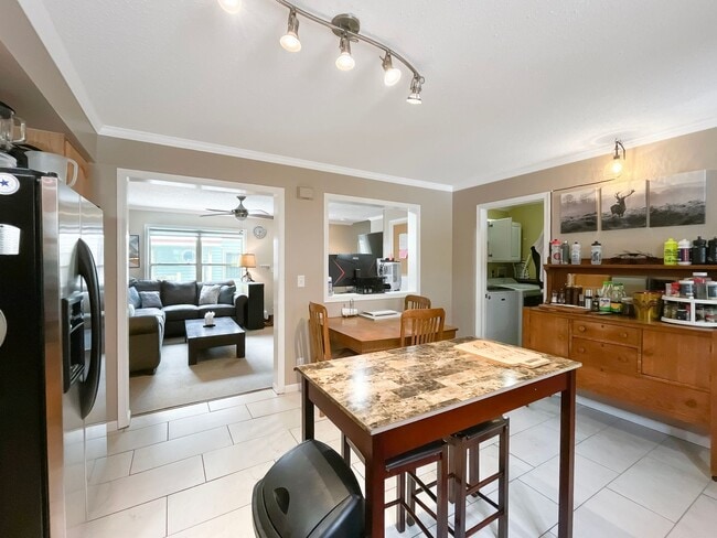 Building Photo - On Bus Route! 2bed/2.5 Bath, Sunny Town House!