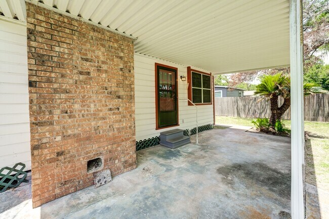 Building Photo - 305 Yaupon St