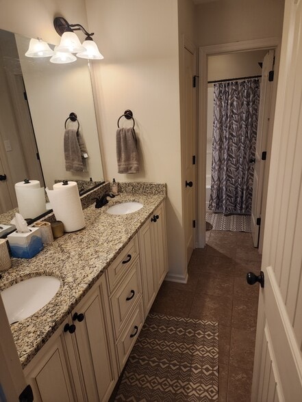 Guests Bathroom - 3016 Pointewest Dr