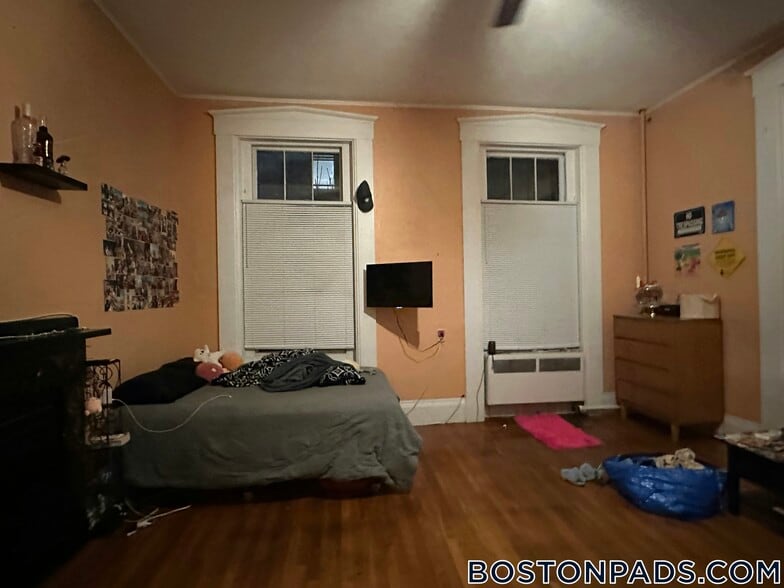 Building Photo - 139 Hillside St