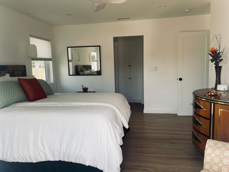 Building Photo - 5323 Templeton St