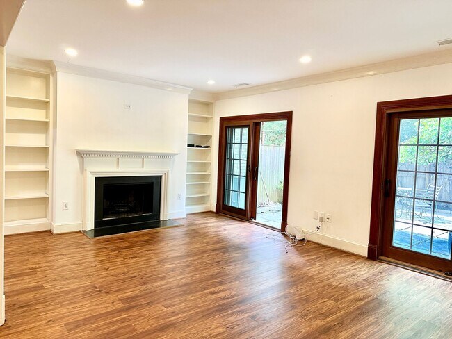 Building Photo - Sutton Place - 3 beds 2.5 baths!  Parking!...