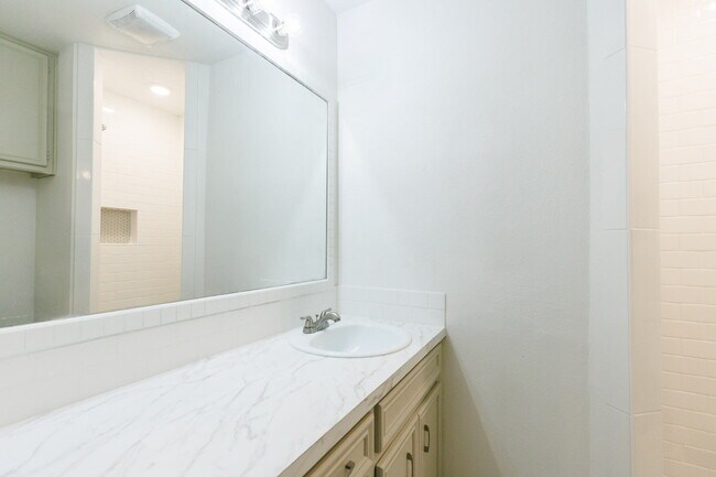 Building Photo - Beautifully Updated Duplex in South Lubbock!