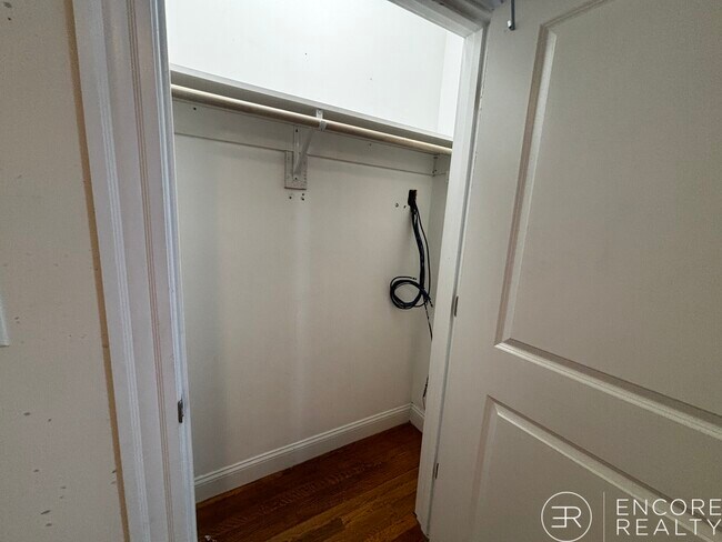 Building Photo - 15 Glenville Ave