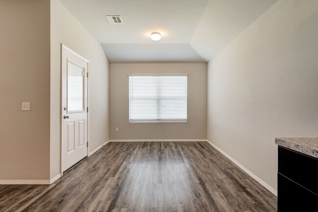 Building Photo - Beautiful 4BD/2BTH with a 2 car garage in ...