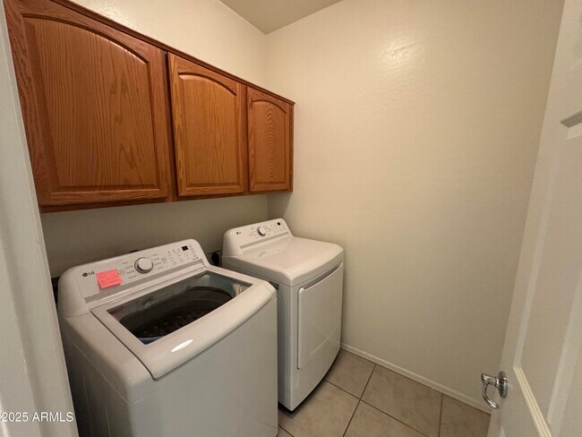 Building Photo - 3323 E Roadrunner Dr