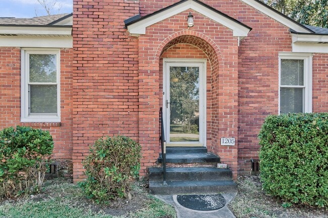 Building Photo - 3 Bed 2 Bath Home Located in Highland Park...