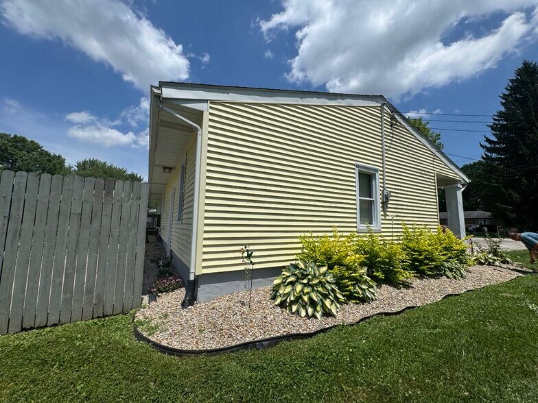 Building Photo - 90 Bethel Ln