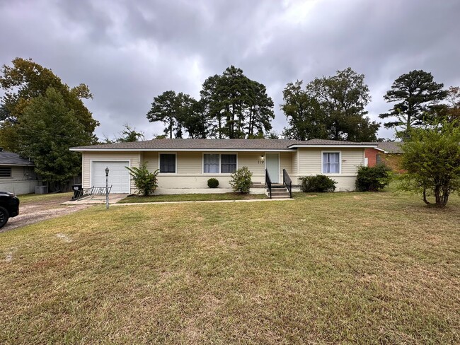 Primary Photo - Beautiful 3 Bedroom home in Longview ISD