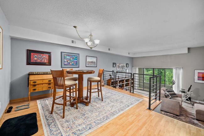 Building Photo - 2bed 2 bath contemporary condo overlooking the Waveland Golf Course