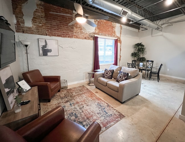 Building Photo - 225 S Main St