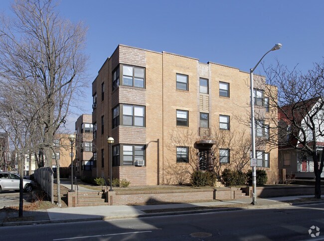 Primary Photo - 218 Waterman St