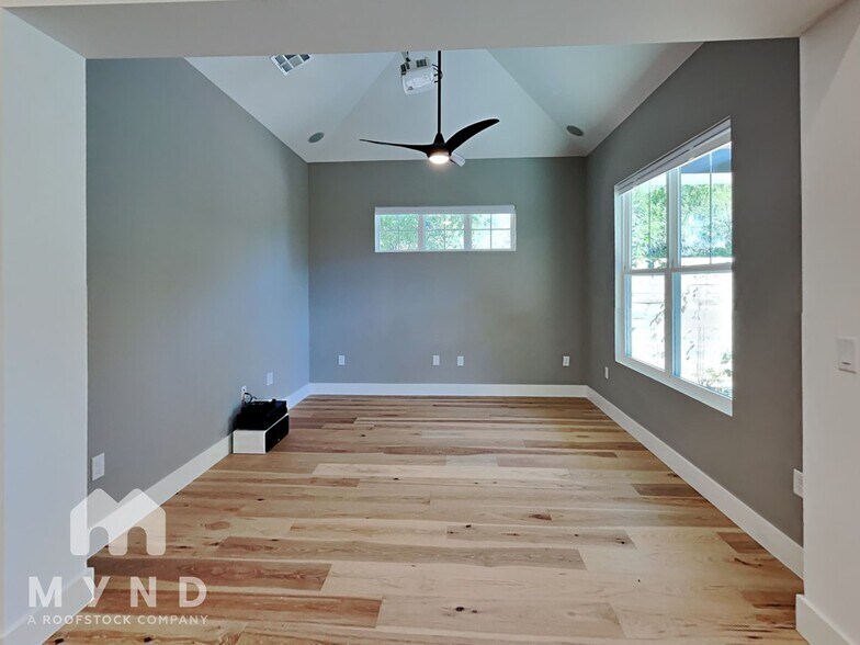 Building Photo - 5204 Huisache St
