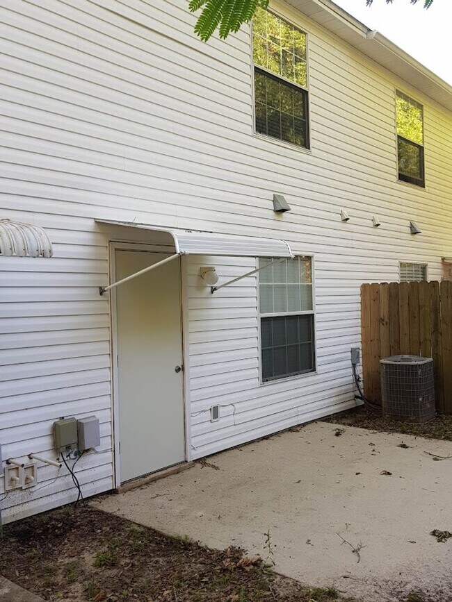 Building Photo - 3 BR/ 2BA Townhome located in