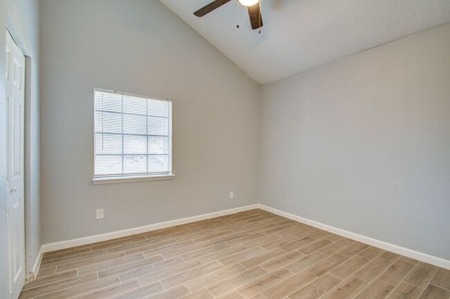 Building Photo - Remodeled 3 Bed / 2 Bath townhome at The B...