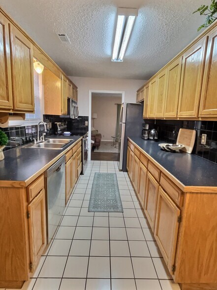 Building Photo - 601 Camellia Dr