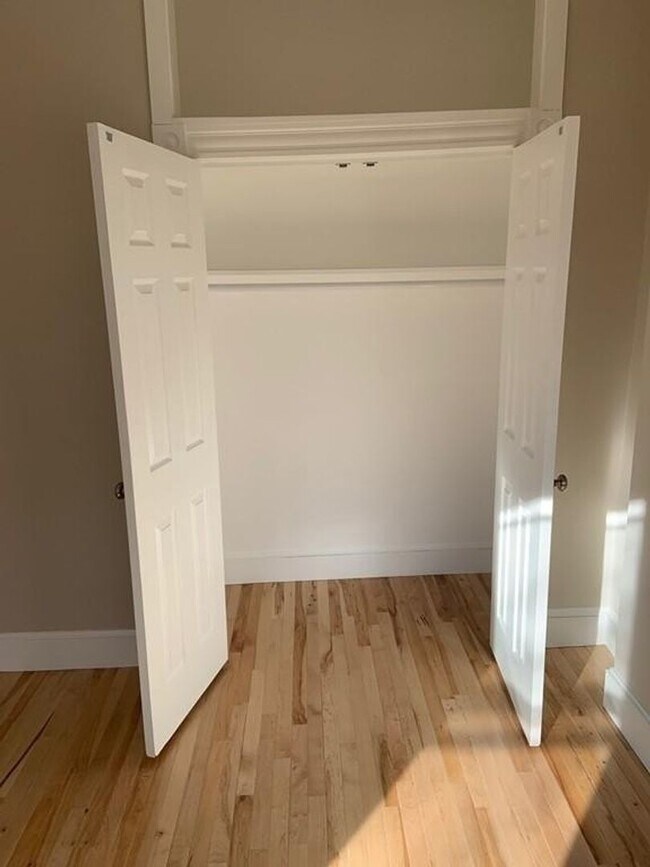 Building Photo - BU 1-bed split(2 Bedroom w/o LR) w/heat