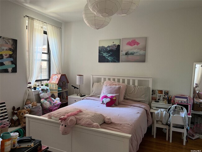 Building Photo - 77-16 Austin St