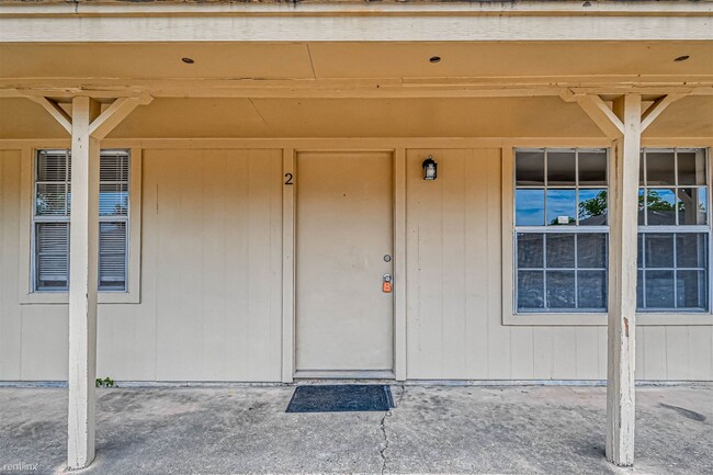 Building Photo - 2 br, 1 bath Duplex - 8430 Round Rock Drive 5