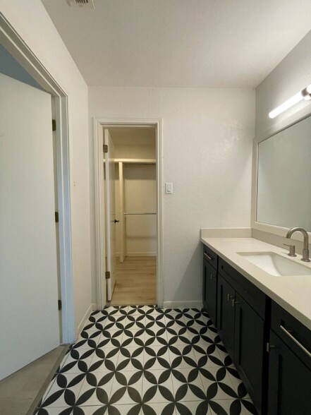 Building Photo - 2201 Pin Oak Rd