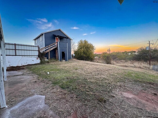 Building Photo - 615 Sunset Dr